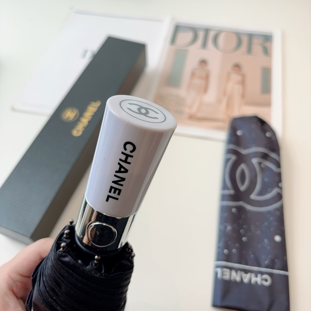 CHANEL Elegant Black Umbrella with Iconic Logo - Picture 9 of 9